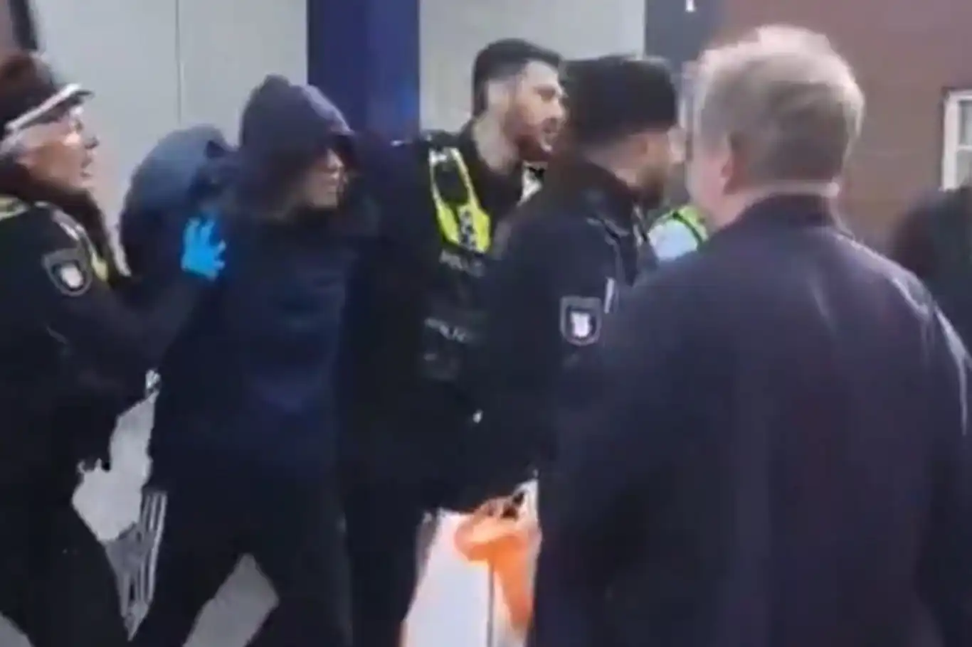 Almanya'da bir kadın tren istasyonunda bıçaklı saldırı düzenledi: 12 yaralı Almanya'da bir kadın tren istasyonunda bıçaklı saldırı düzenledi: 12 yaralı
