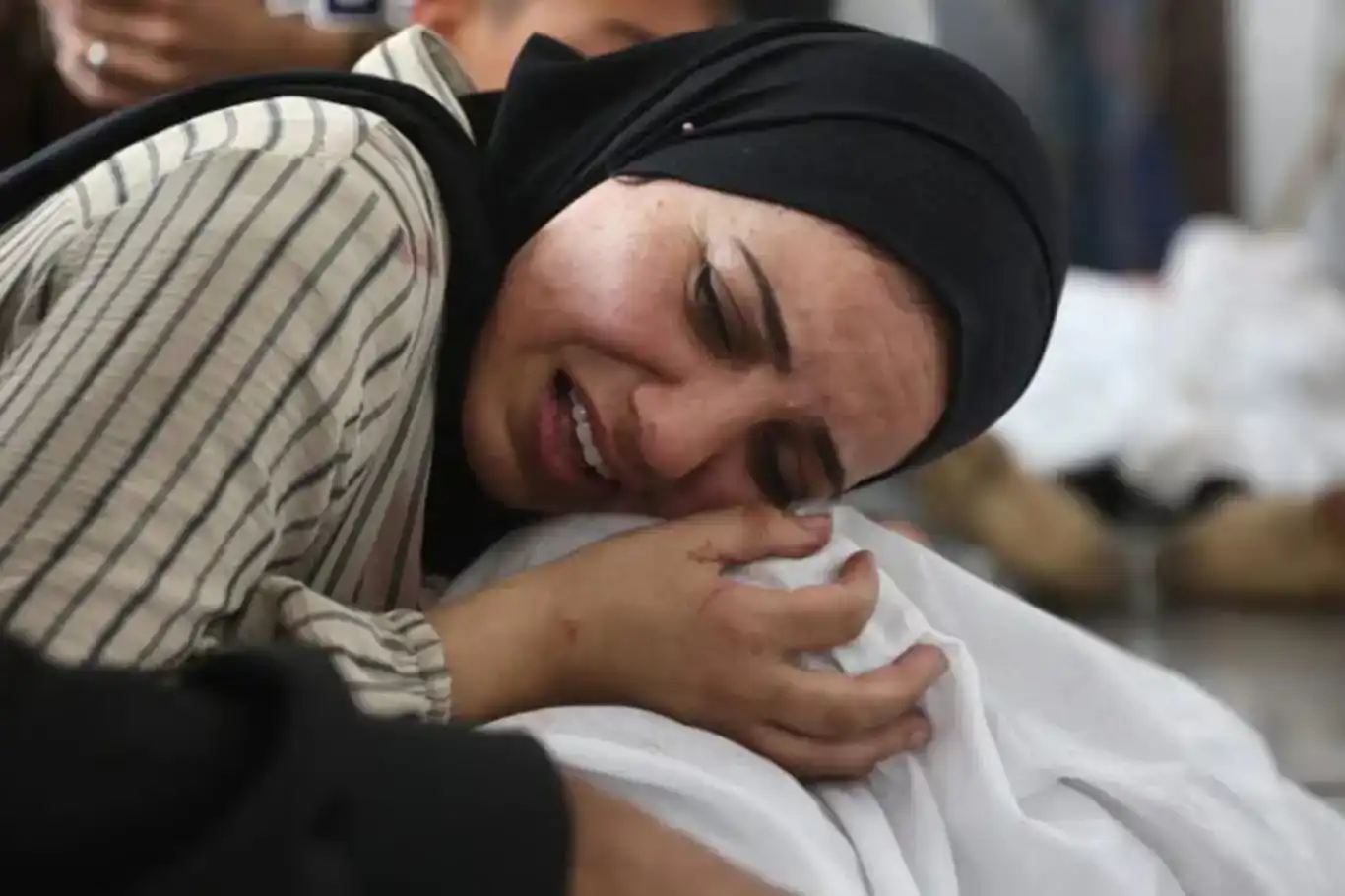 طبيبة فلسطينية تستقبل أشلاء متفحمة لأطفالها التسعة إثر غارة للاحتلال طبيبة فلسطينية تستقبل أشلاء متفحمة لأطفالها التسعة إثر غارة للاحتلال