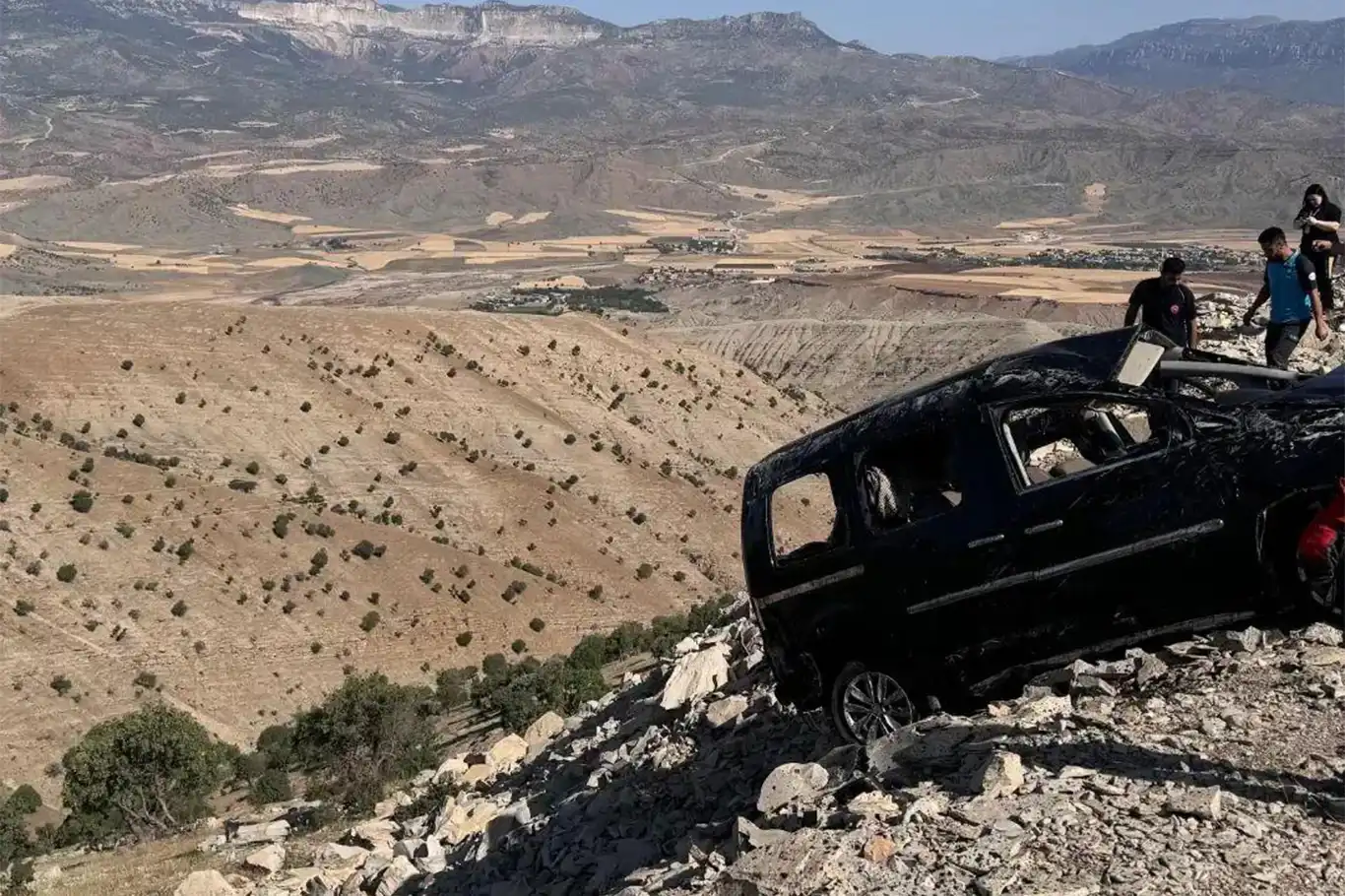 Şırnak'ta ticari araç şarampole yuvarlandı: 3 ölü 3 yaralı Şırnak'ta ticari araç şarampole yuvarlandı: 3 ölü 3 yaralı