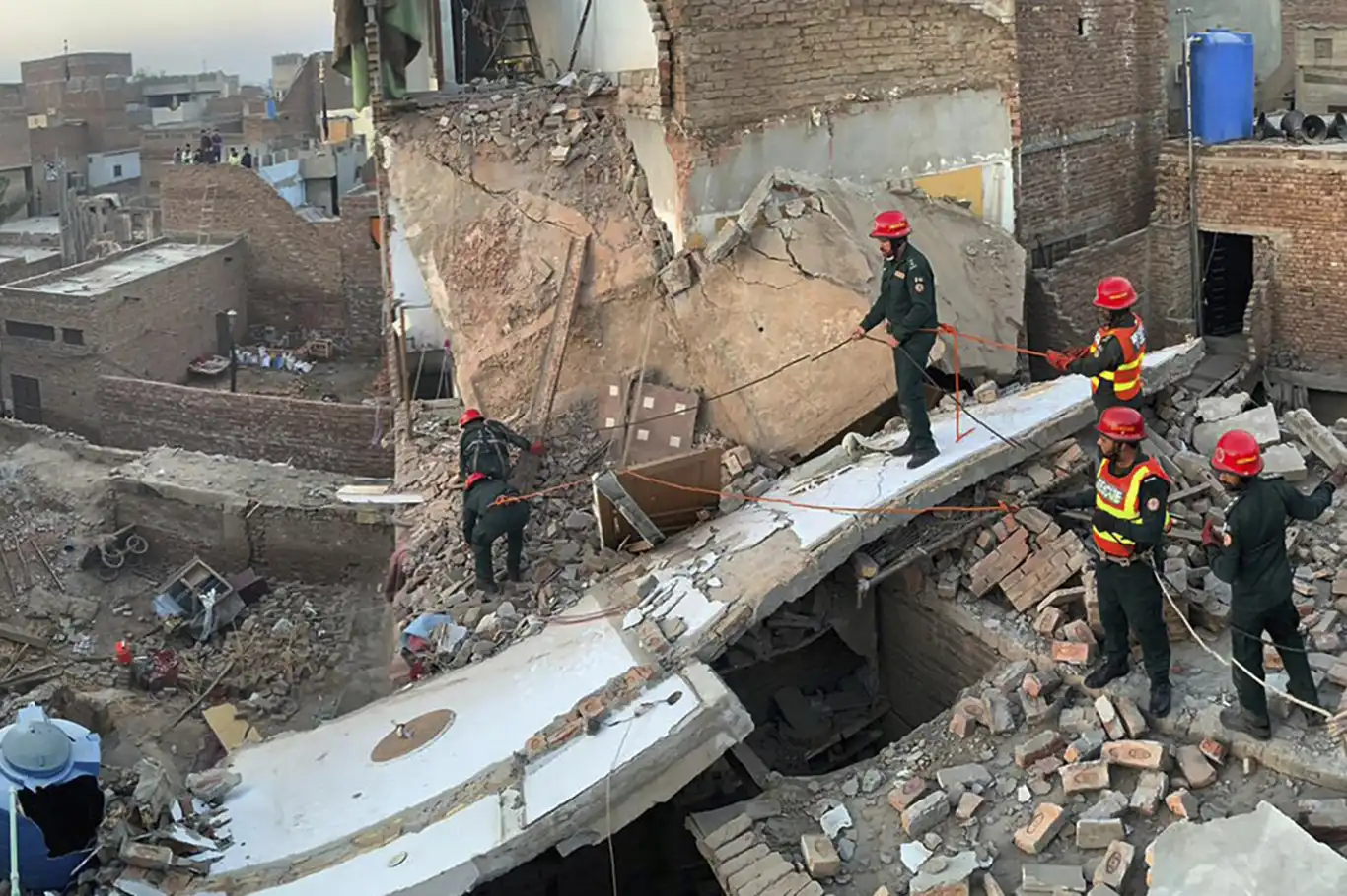 Pakistan'da şiddetli fırtına etkili oldu: 10 ölü, 45 yaralı Pakistan'da şiddetli fırtına etkili oldu: 10 ölü, 45 yaralı