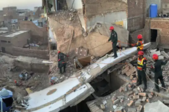 Pakistan'da şiddetli fırtına etkili oldu: 10 ölü, 45 yaralı
