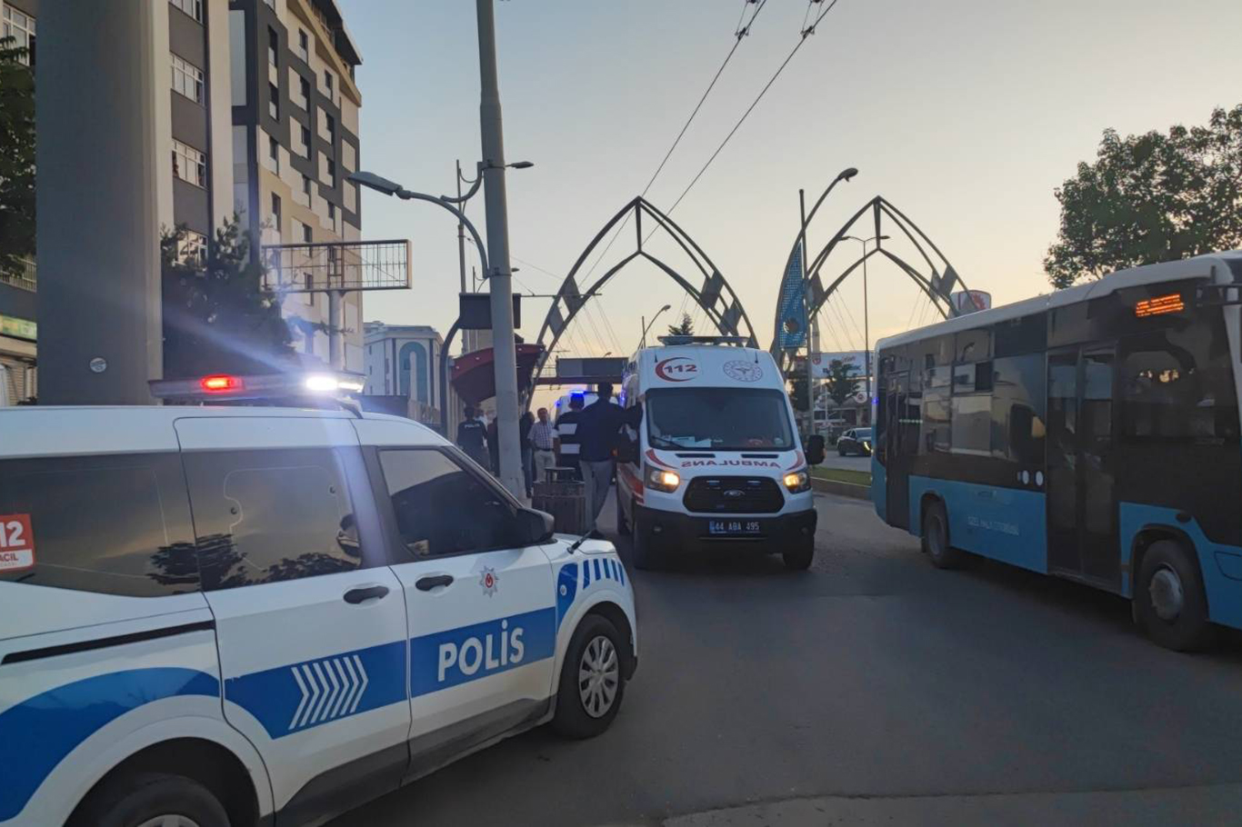 Otobüste başlayan tartışma durakta bıçaklı kavgaya dönüştü: 2 yaralı Otobüste başlayan tartışma durakta bıçaklı kavgaya dönüştü: 2 yaralı