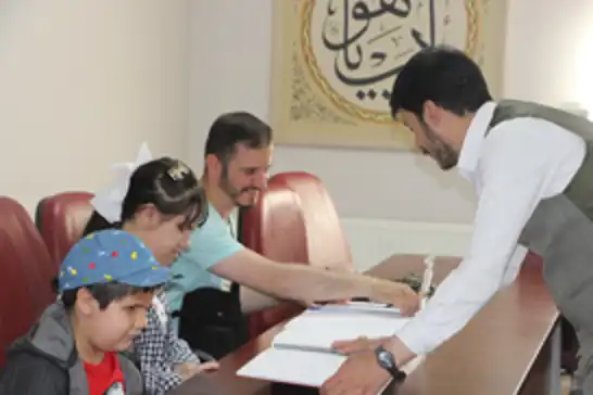 Görme engelliler,  gönül gözüyle Kur’an’ı Kerim’i öğrenmeye çalışıyorlar