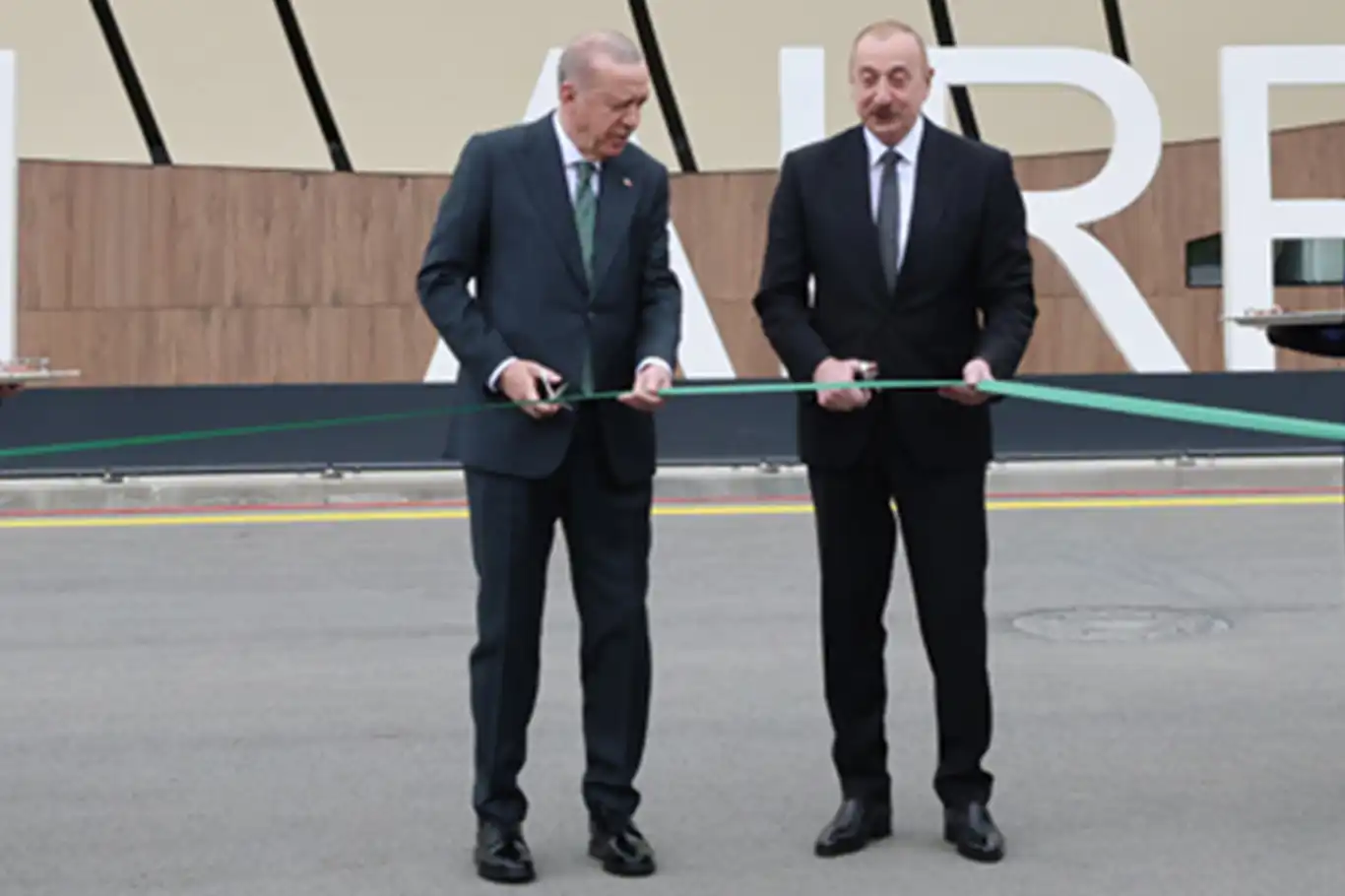 Cumhurbaşkanı Erdoğan ve Aliyev, Laçın Uluslararası Havalimanı’nın açılışını yaptı Cumhurbaşkanı Erdoğan ve Aliyev, Laçın Uluslararası Havalimanı’nın açılışını yaptı