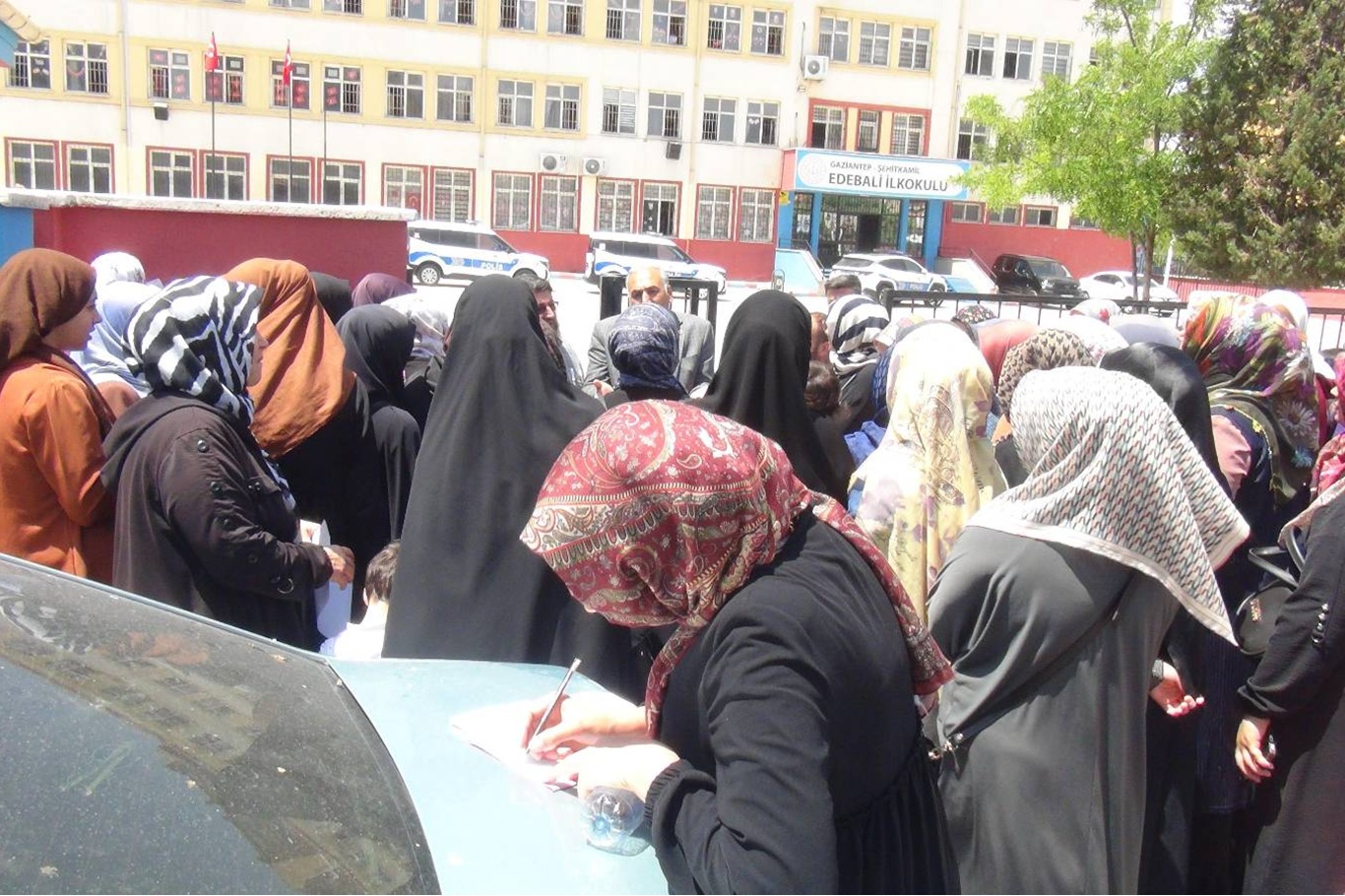 Gaziantep'te Kur'an-ı Kerim sahifelerinin tosta sarılması büyük tepki çekti Gaziantep'te Kur'an-ı Kerim sahifelerinin tosta sarılması büyük tepki çekti
