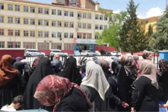 Li Entabê kantînvanekî tostê kir nav pelên Quranê û firot