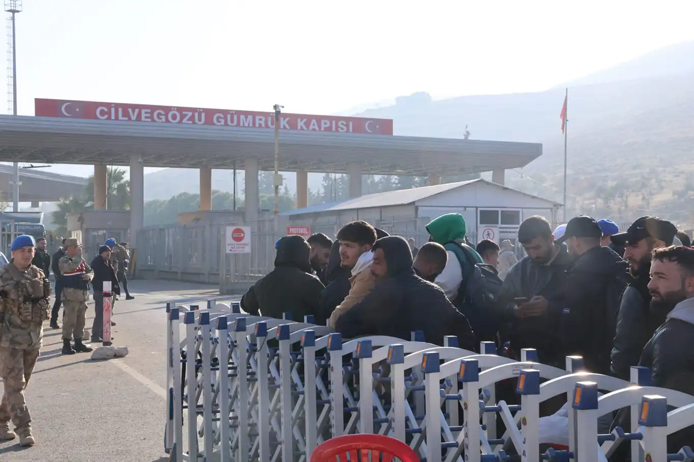 İçişleri Bakanı Yerlikaya: 9 Aralık'tan itibaren 250 bin Suriyeli ülkesine döndü