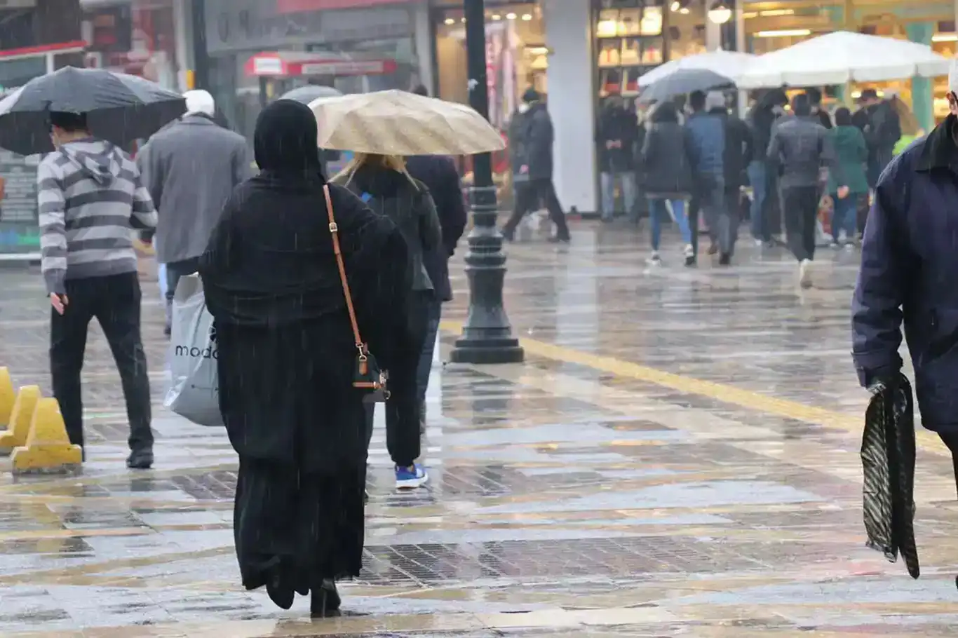 Meteoroloji'den 11 kente "sarı" kodlu sağanak uyarısı Meteoroloji'den 11 kente "sarı" kodlu sağanak uyarısı