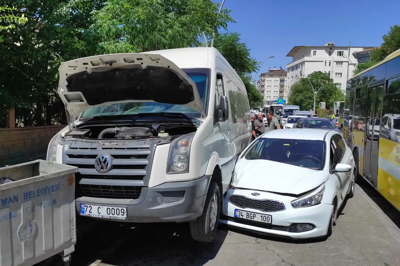 Batman'da kaza zinciri: Otomobil servis minibüsüne çarptı, otobüs refüje çıktı Batman'da kaza zinciri: Otomobil servis minibüsüne çarptı, otobüs refüje çıktı