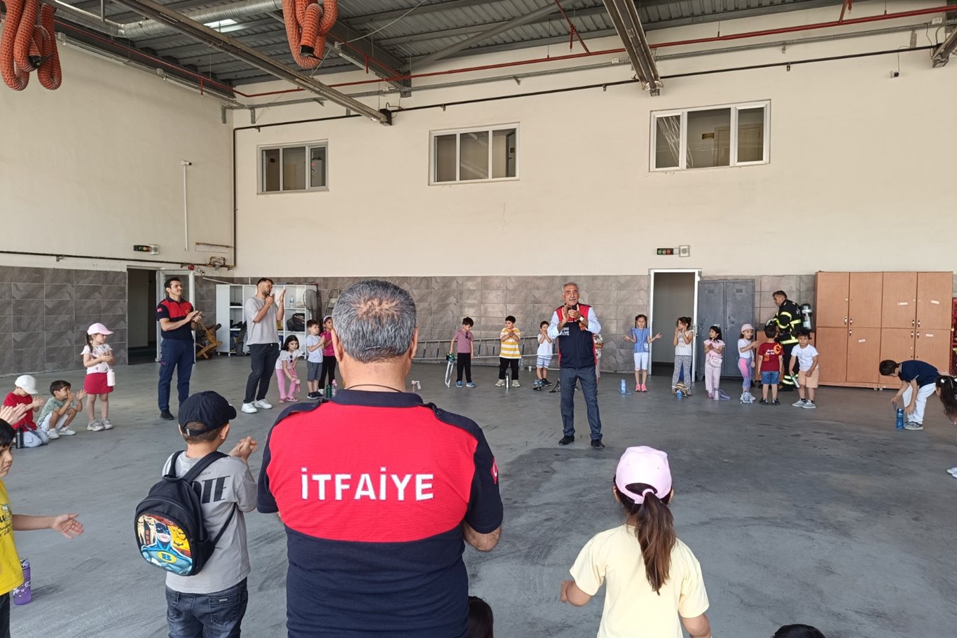 Minik öğrencilerden itfaiye ziyareti: Yangın ve afet bilinci kazandılar Minik öğrencilerden itfaiye ziyareti: Yangın ve afet bilinci kazandılar
