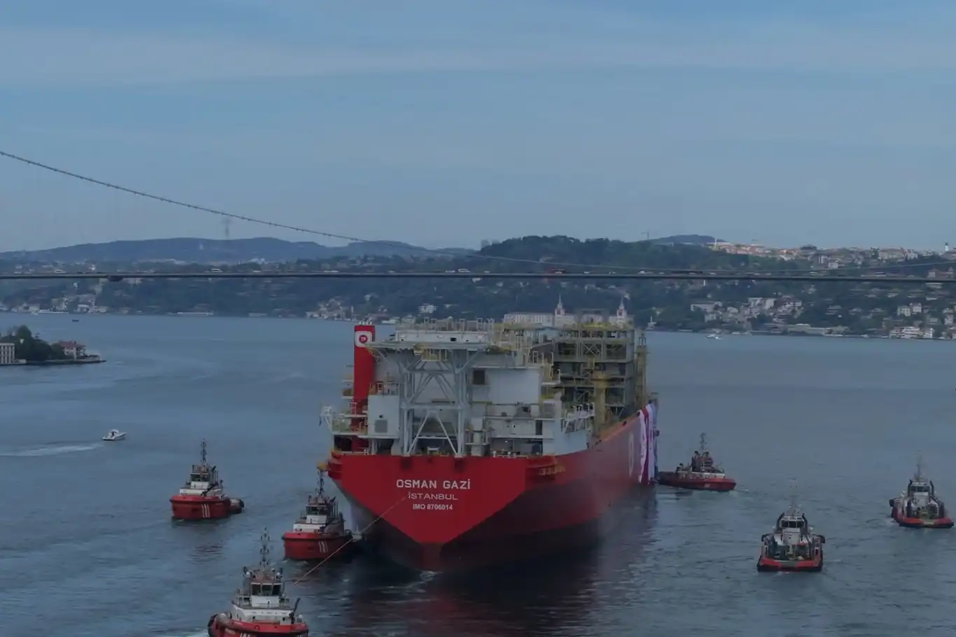 Türkiye'nin ilk yüzer doğalgaz gemisi İstanbul Boğazı'nda