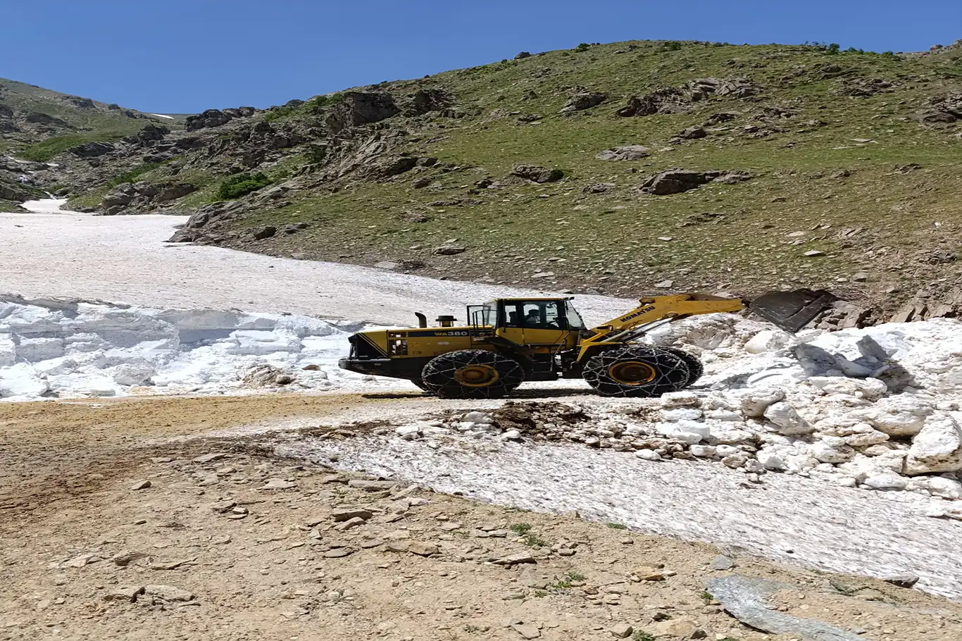 Bingöl'de kar nedeniyle kapanan yol mayıs sonunda açıldı Bingöl'de kar nedeniyle kapanan yol mayıs sonunda açıldı