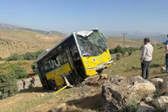 Siirt'te yolcu otobüsü şarampole devrildi: Sürücü hafif yaralandı