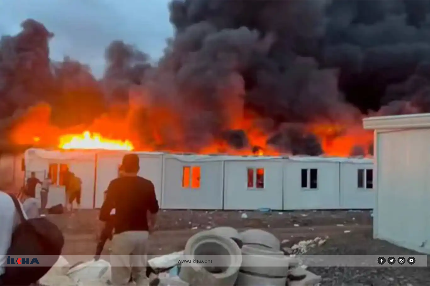 Li Rihayê 50 qonteynirên ku karker di nav de diman şewitîn