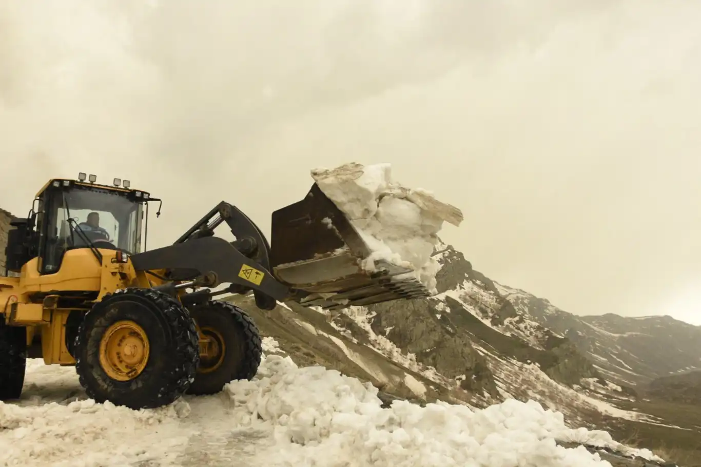 Mayıs ayında Bitlis'te karla mücadeleyle Nemrut Krater Gölü'nün yolu açıldı