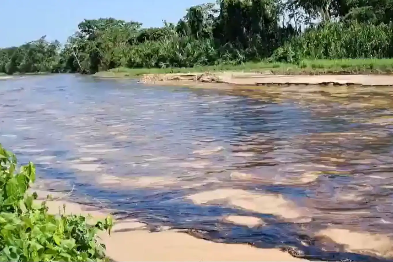 Kolombiya'da petrol boru hattına bombalı saldırı: Nehre sızdı