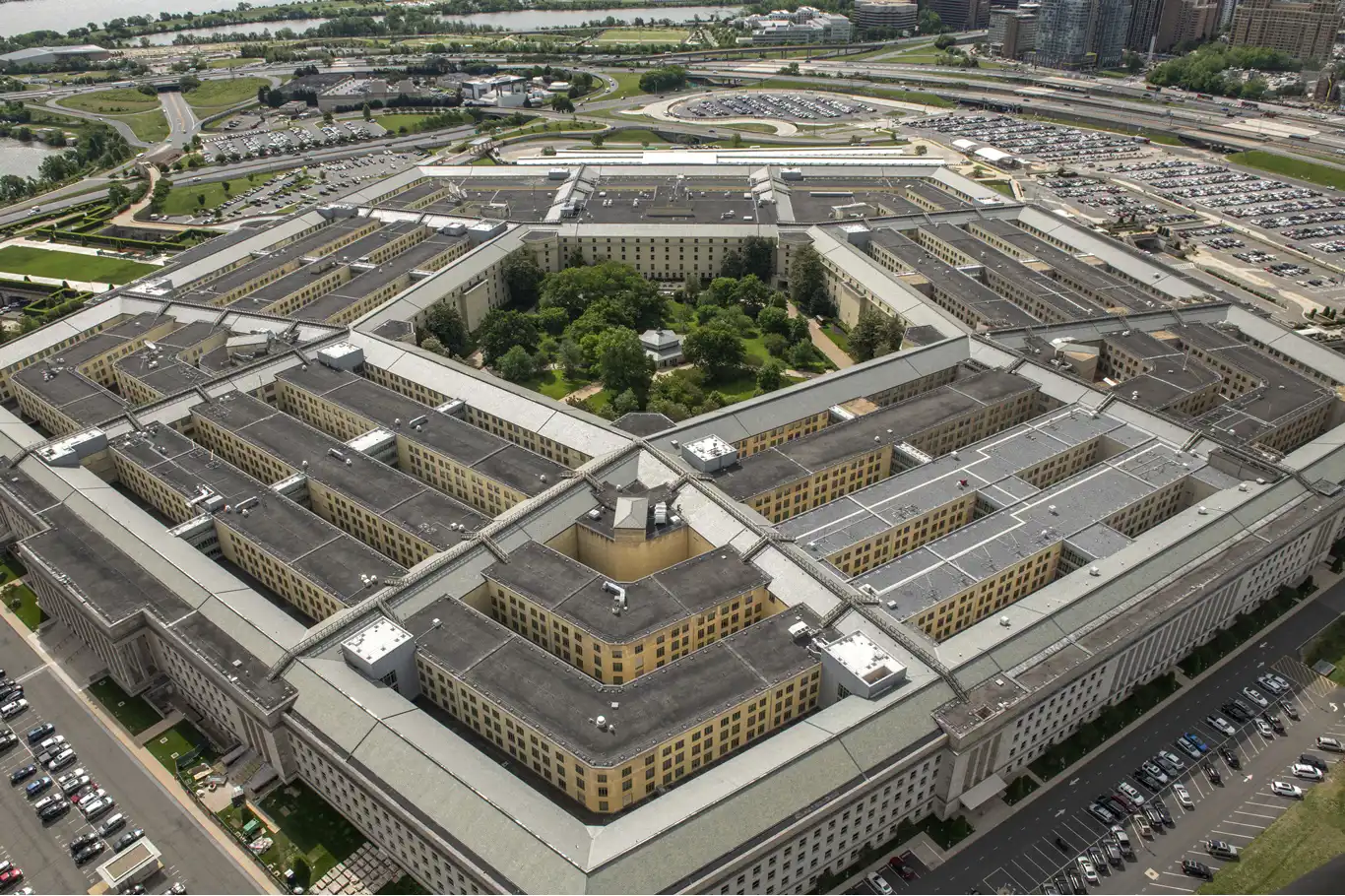 Pentagon çalışanı, gizli verileri yurtdışına göndermeye çalışırken yakalandı Pentagon çalışanı, gizli verileri yurtdışına göndermeye çalışırken yakalandı