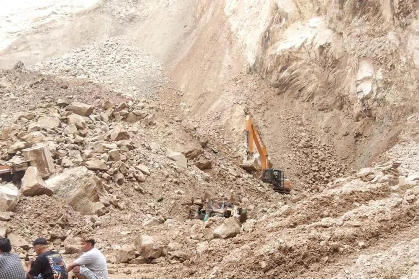 Endonezya'da taş ocağında heyelan: 7 ölü Endonezya'da taş ocağında heyelan: 7 ölü