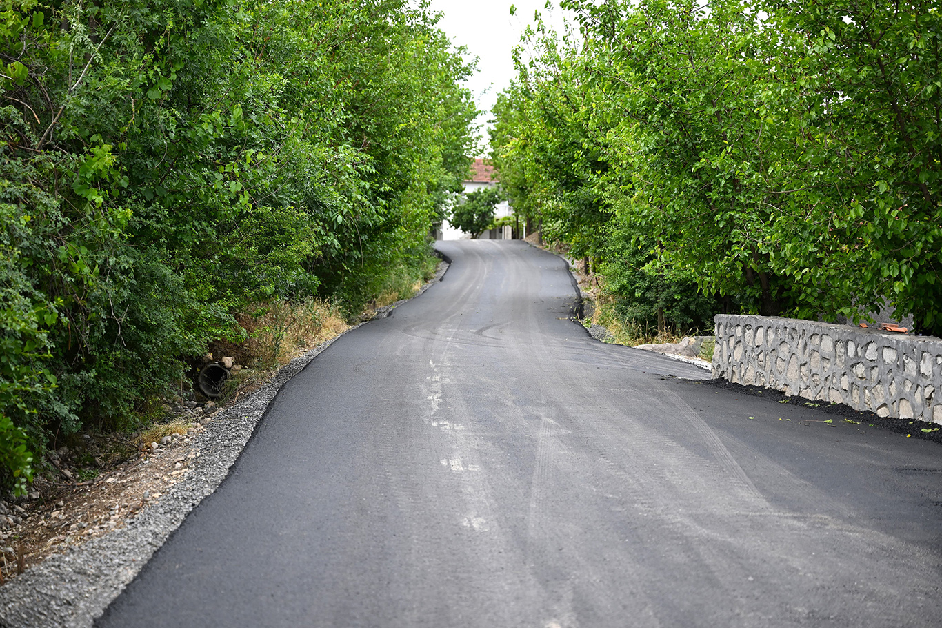 Battalgazi Belediyesi'nden sıcak asfalt hizmeti