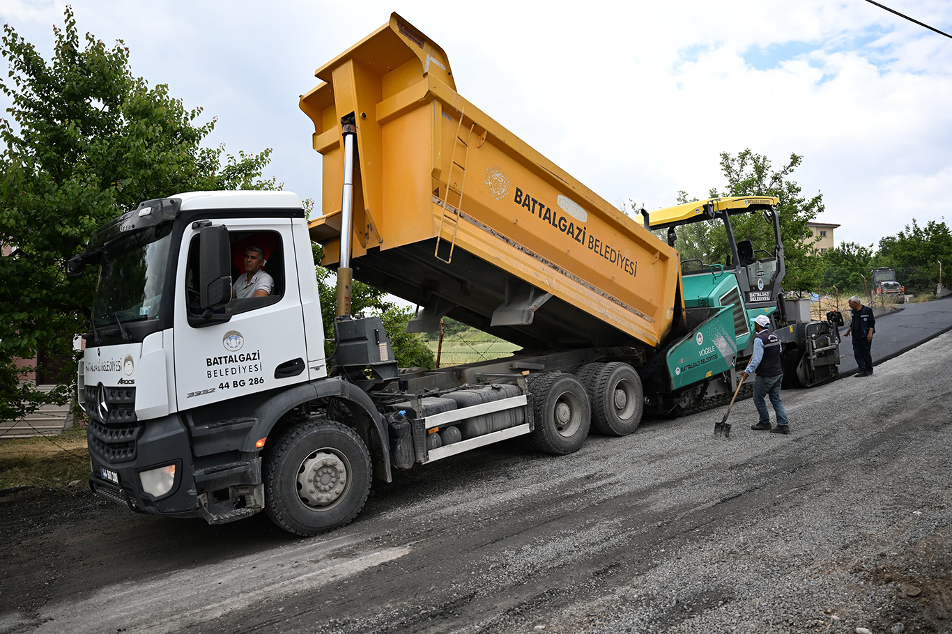 Battalgazi Belediyesi'nden sıcak asfalt hizmeti