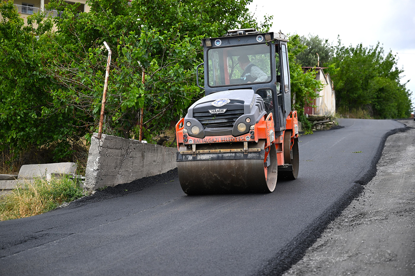 Battalgazi Belediyesi'nden sıcak asfalt hizmeti
