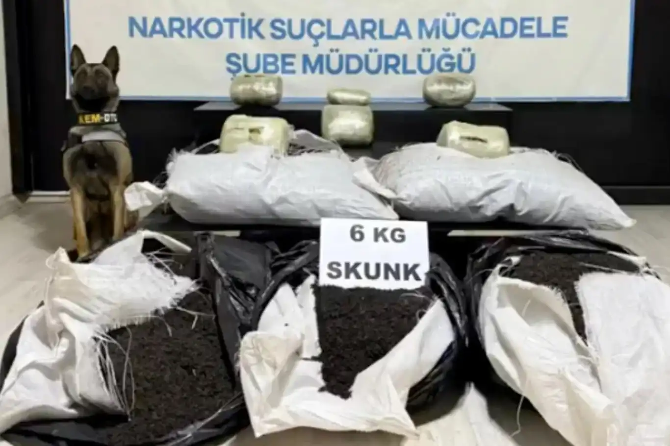 Hakkâri'de 6 kilogram sentetik uyuşturucu ele geçirildi Hakkâri'de 6 kilogram sentetik uyuşturucu ele geçirildi