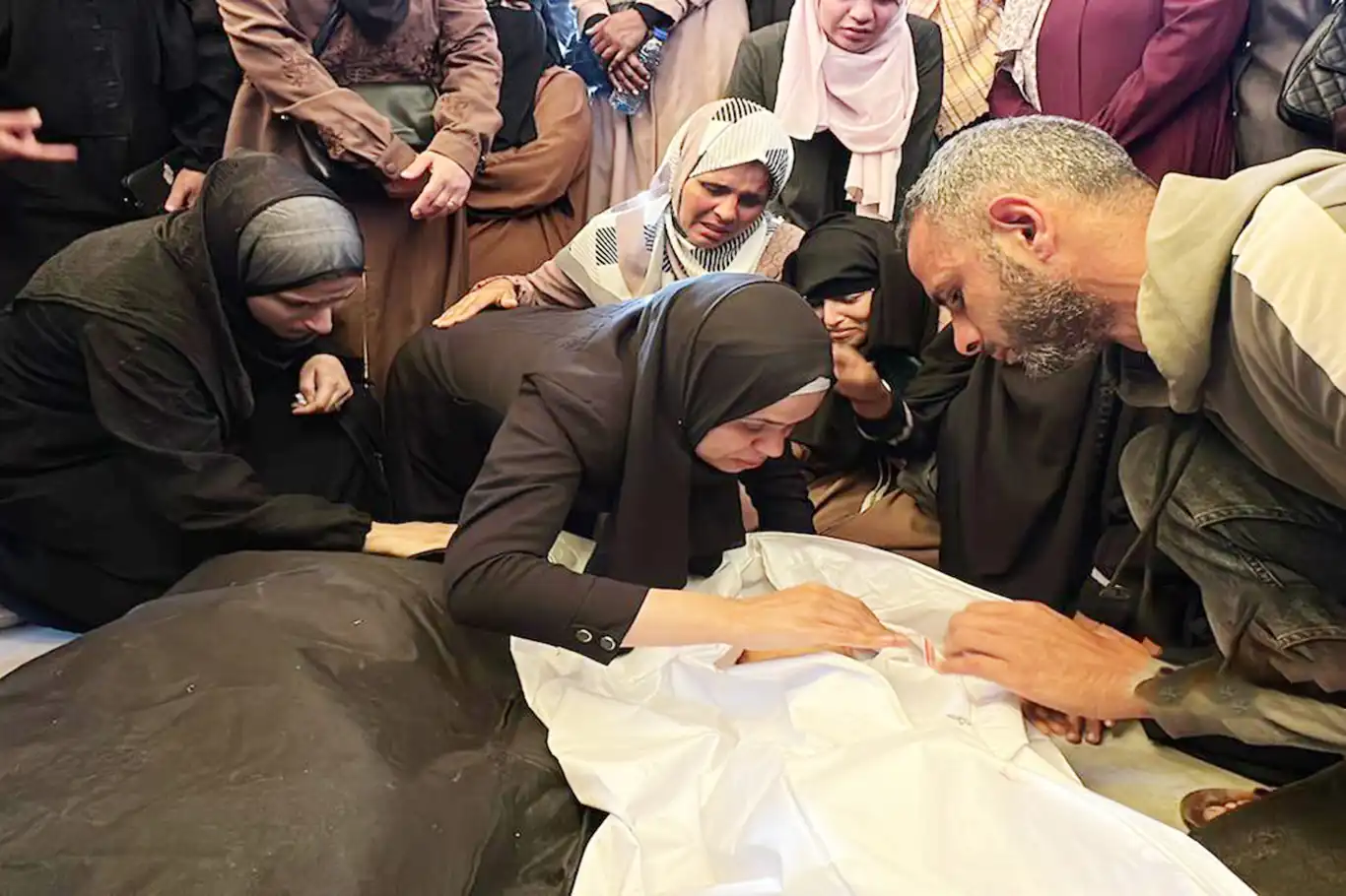 Siyonist rejim Gazze'de bir aileyi yok etti: 7 şehit Siyonist rejim Gazze'de bir aileyi yok etti: 7 şehit