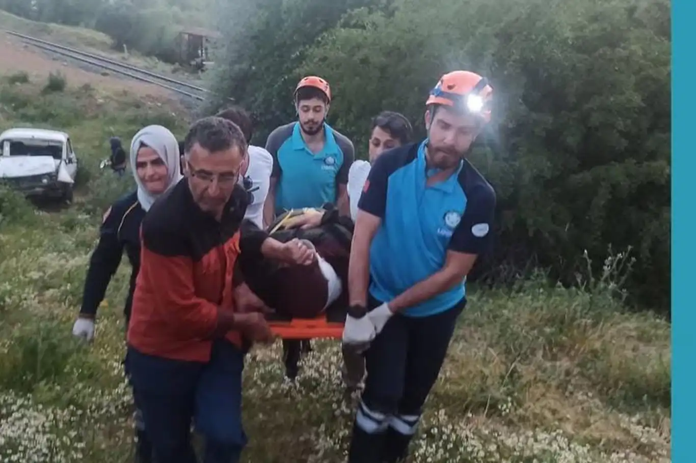 Bingöl’de araç uçuruma yuvarlandı: 2 yaralı Bingöl’de araç uçuruma yuvarlandı: 2 yaralı