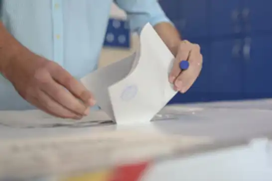 Rumenler tekrarlanan cumhurbaşkanlığı seçimi için sandık başında