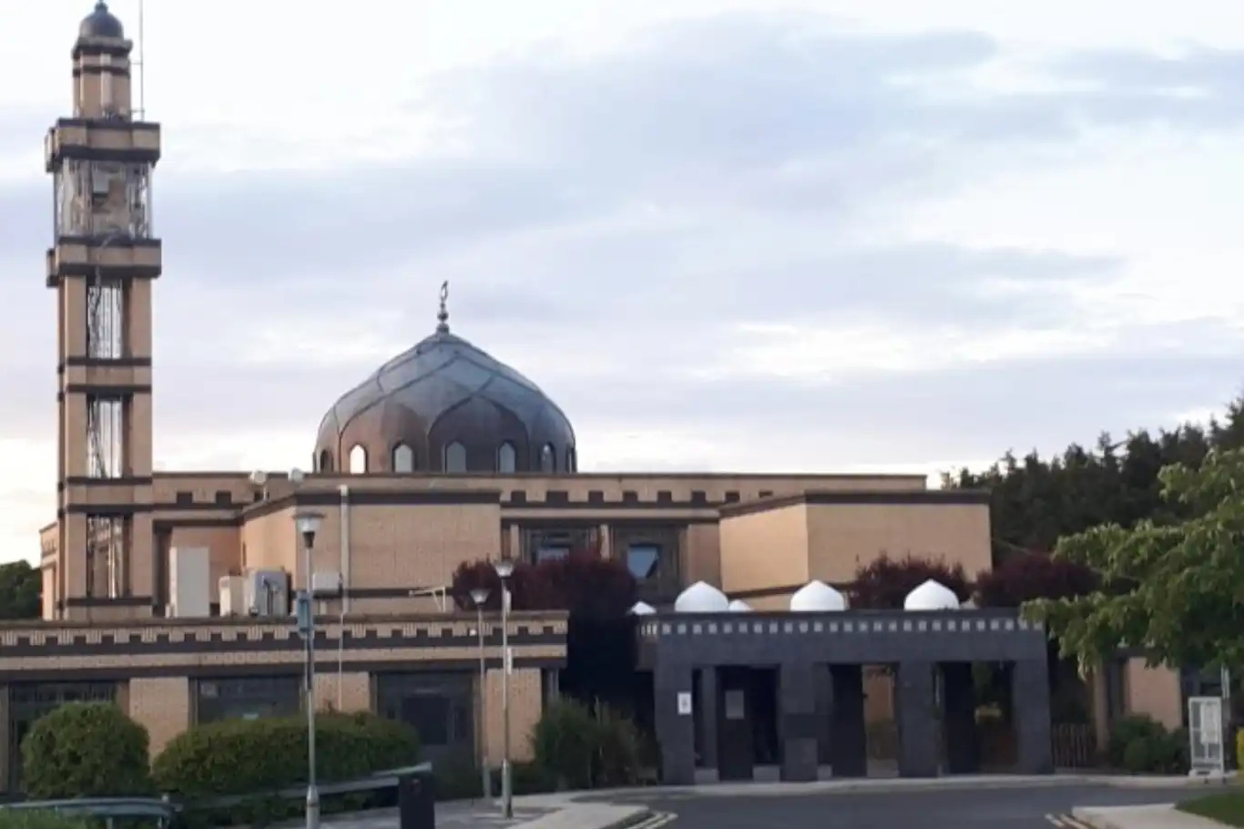 تحت ضغط من النظام الإماراتي..إغلاق أكبر مركز إسلامي في إيرلندا