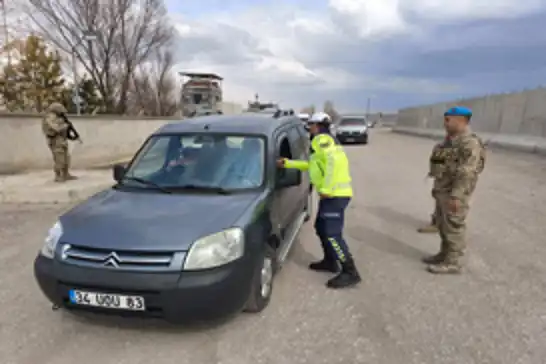 Ağrı'da gerçekleştirilen trafik denetimde 7 kişi gözaltına alındı