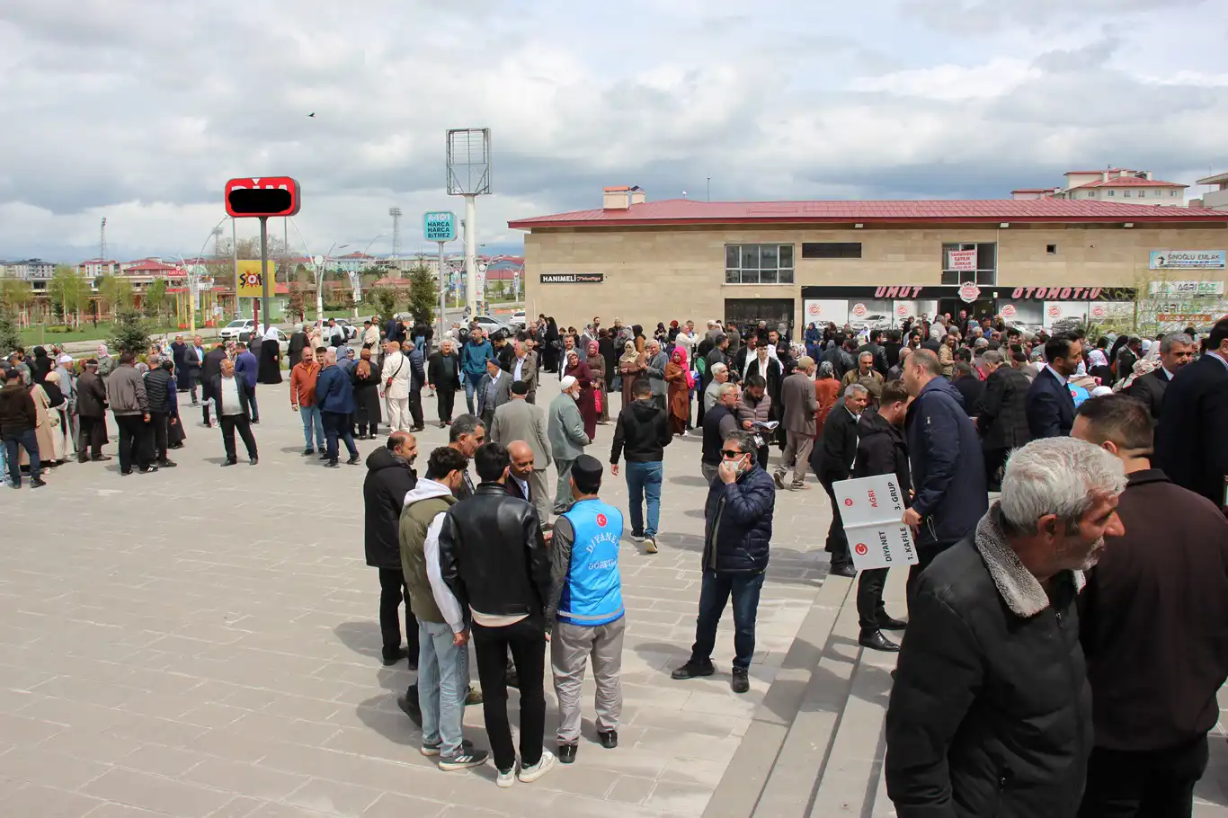 Ağrı'dan 175 hacı adayı kutsal topraklara uğurlandı