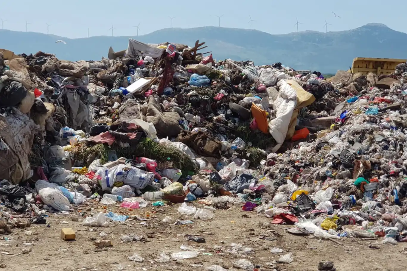 CHP'li İzmir Büyükşehir Belediyesine 3,7 milyon lira "vahşi depolama" cezası CHP'li İzmir Büyükşehir Belediyesine 3,7 milyon lira "vahşi depolama" cezası