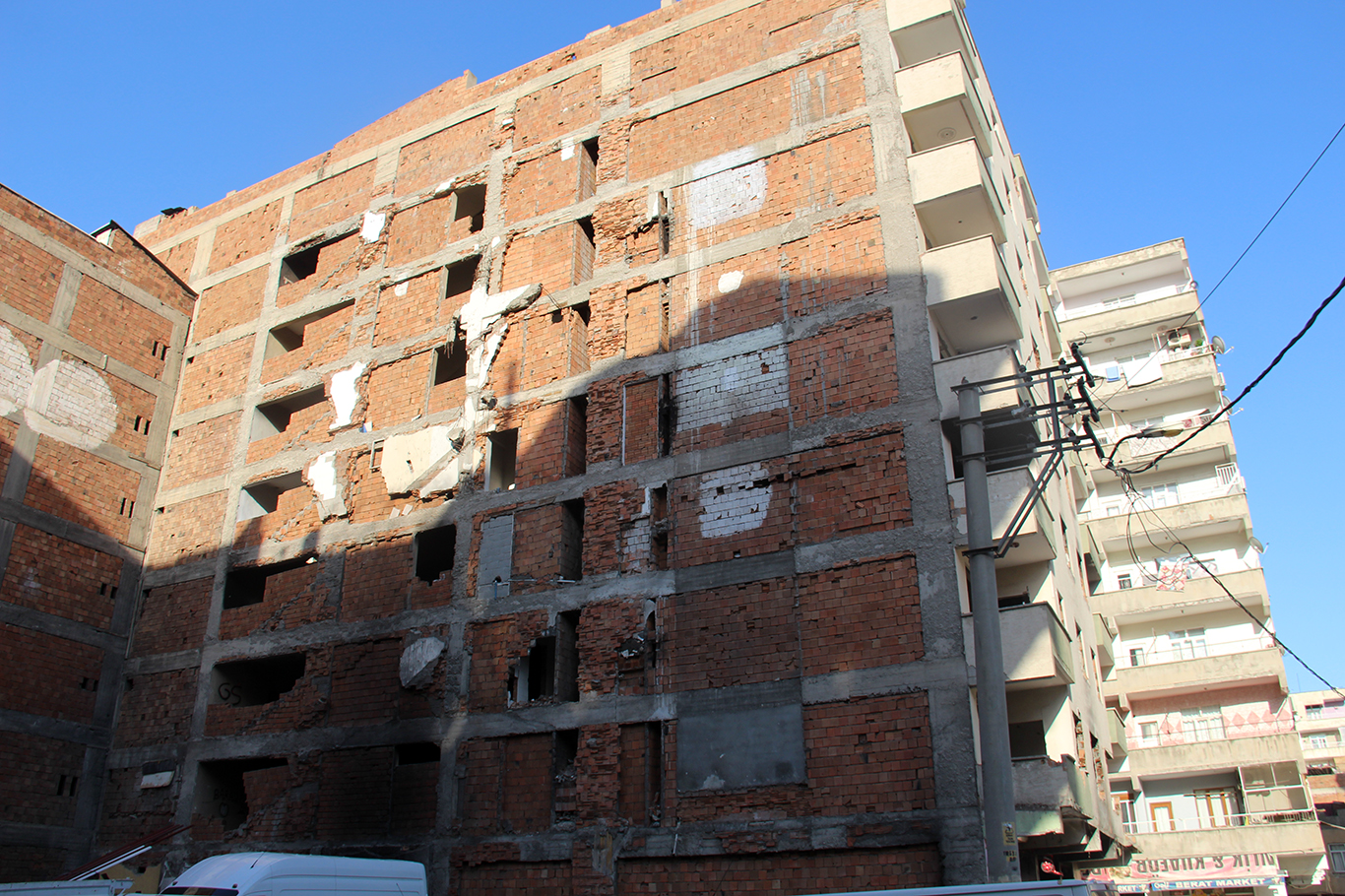 Diyarbakırlılar: Yıkın artık bu binaları, korkuyoruz!