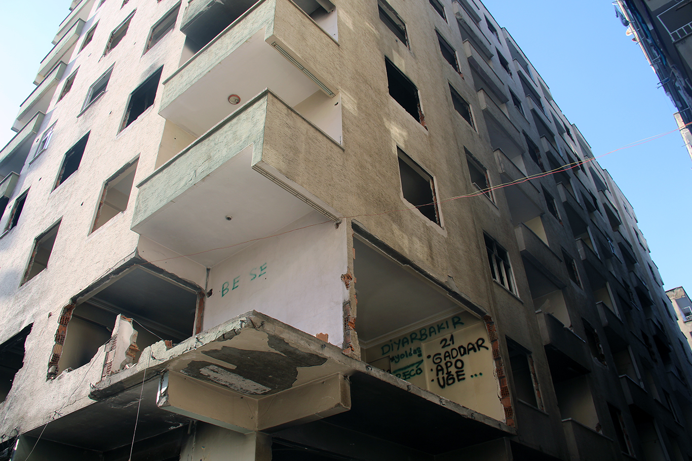 Diyarbakırlılar: Yıkın artık bu binaları, korkuyoruz!