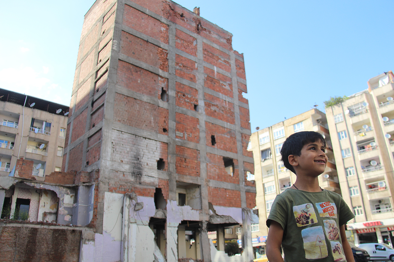 Diyarbakırlılar: Yıkın artık bu binaları, korkuyoruz!