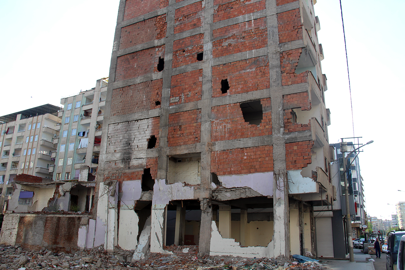 Diyarbakırlılar: Yıkın artık bu binaları, korkuyoruz!