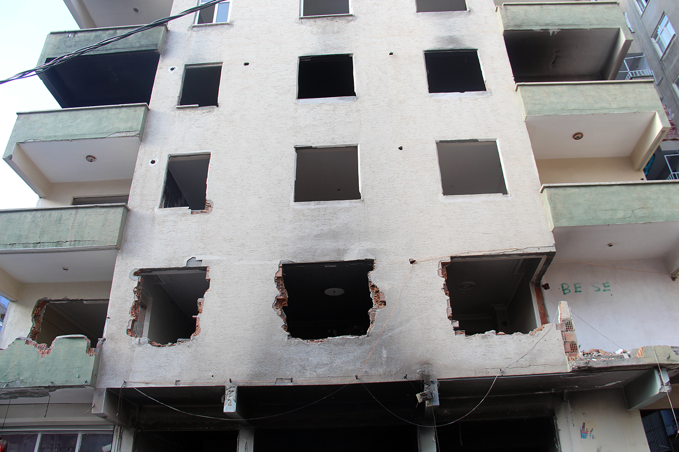 Diyarbakırlılar: Yıkın artık bu binaları, korkuyoruz!