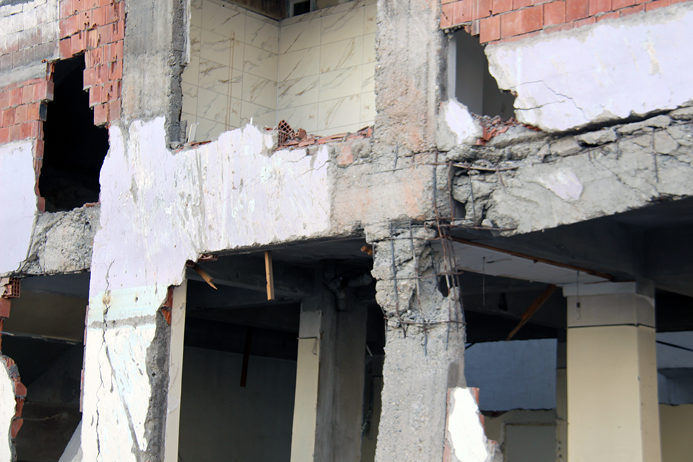 Diyarbakırlılar: Yıkın artık bu binaları, korkuyoruz!