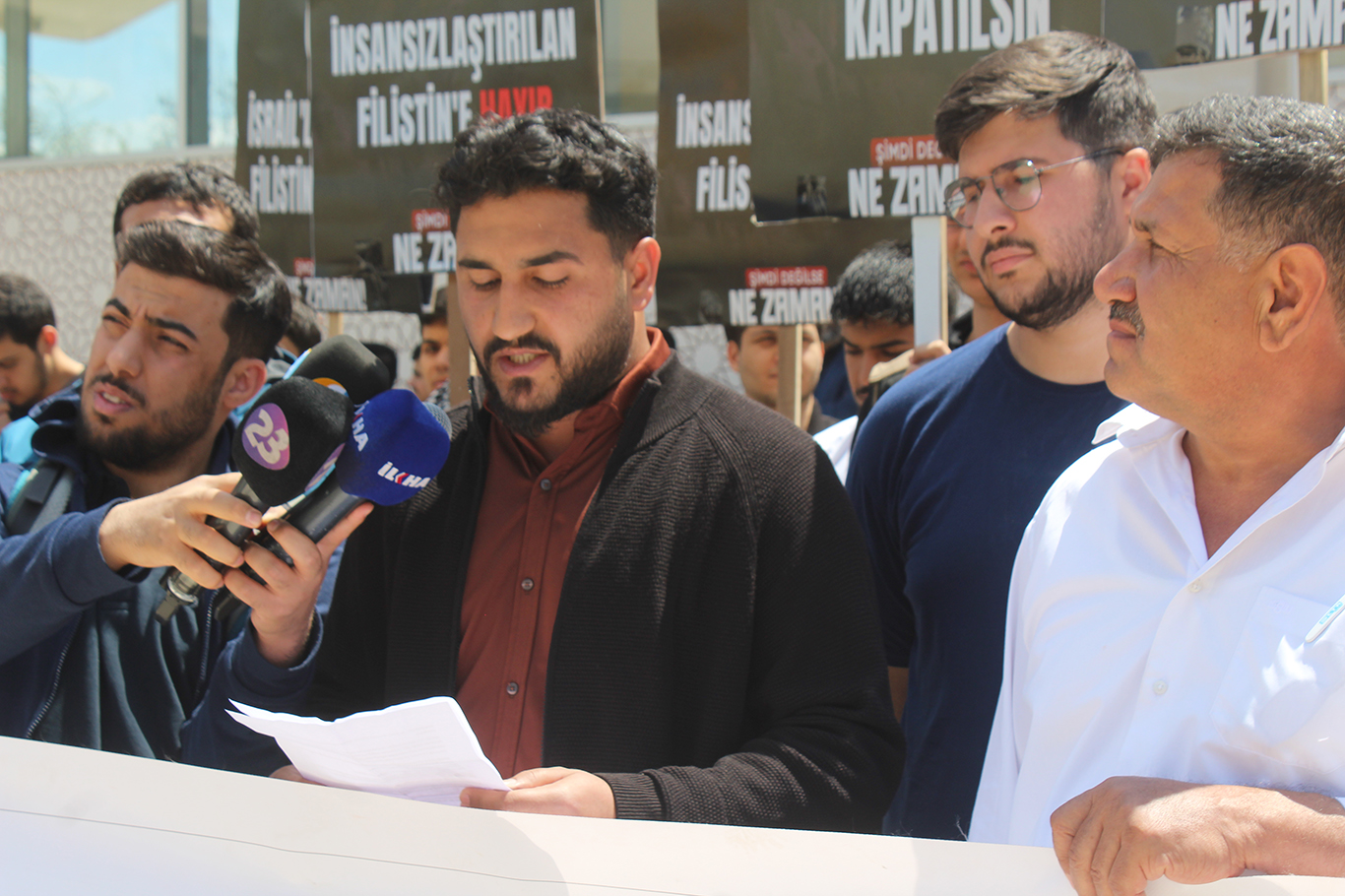 Fırat Üniversitesi öğrencilerinden Vicdan Gemisi'ne yapılan saldırıya tepki Fırat Üniversitesi öğrencilerinden Vicdan Gemisi'ne yapılan saldırıya tepki