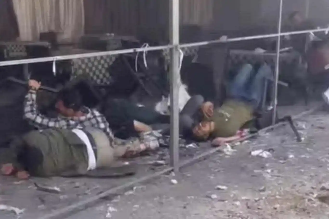 Rejîma îşxalker li Xezzeyê xwaringeh û bazar bombebaran kir: Bi dehan kes şehîd bûn Rejîma îşxalker li Xezzeyê xwaringeh û bazar bombebaran kir: Bi dehan kes şehîd bûn