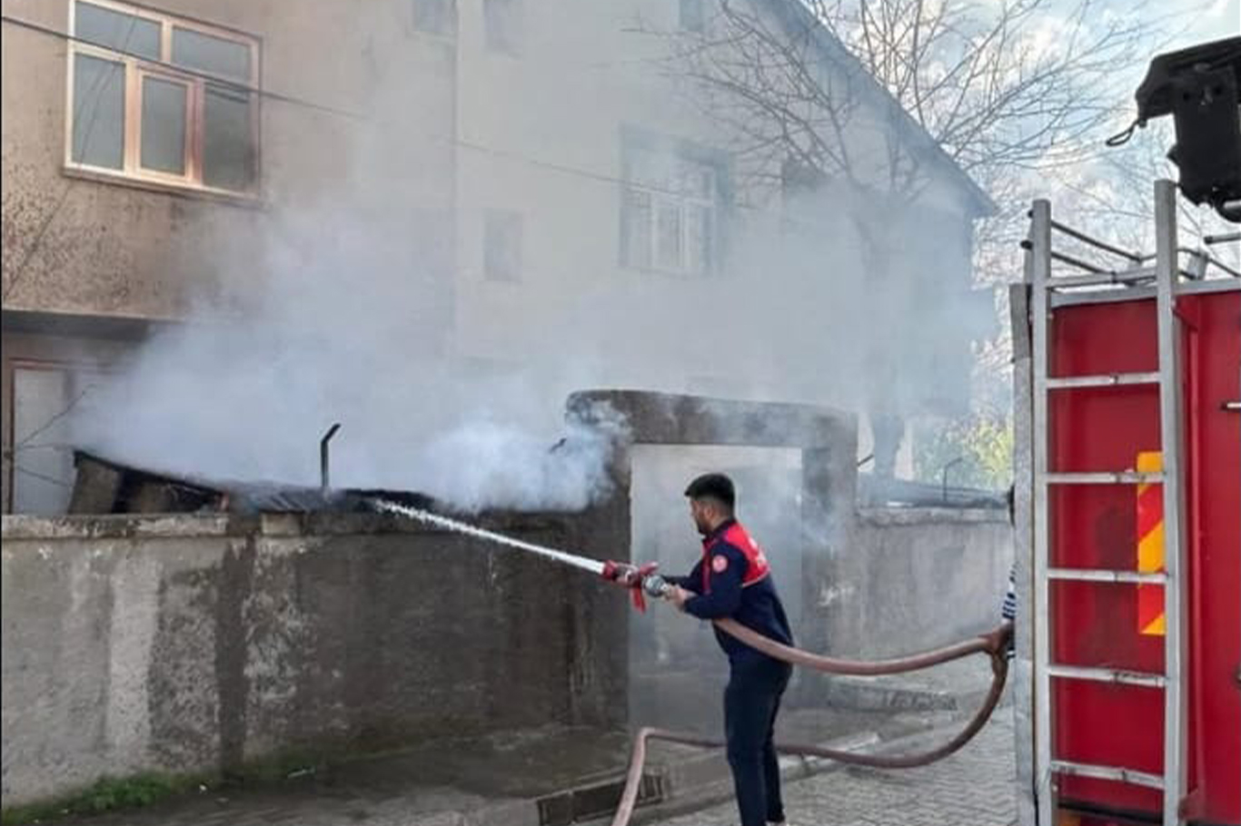 Bingöl'de odunlukta çıkan yangın kontrol altına alındı Bingöl'de odunlukta çıkan yangın kontrol altına alındı
