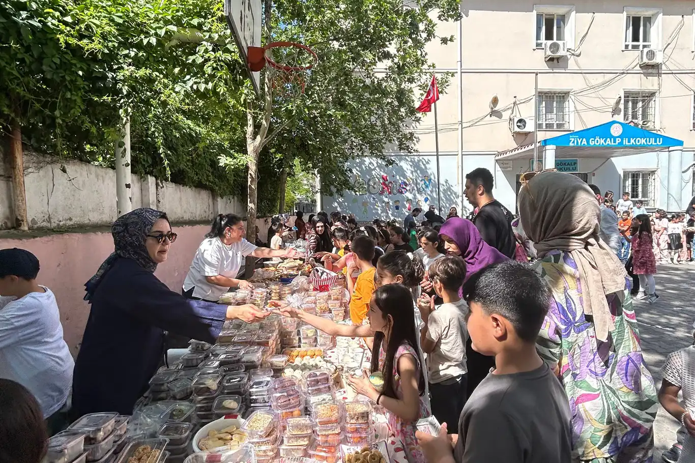 Gazze için okullarda yardım seferberliği devam ediyor Gazze için okullarda yardım seferberliği devam ediyor