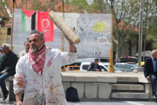 Dr. Kemal Sağlam Ankara'da Gazze için tek kişilik eylem düzenledi