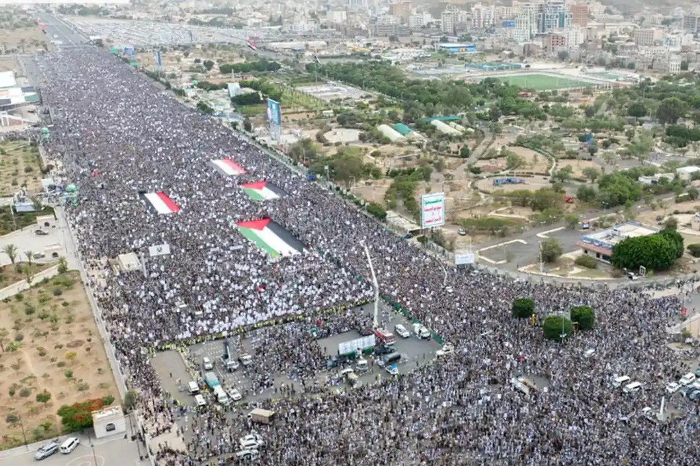 ملايين اليمنيين يتظاهرون دعماً لغزة: "هزمنا أمريكا وبإذن الله سنهزم إسرائيل"