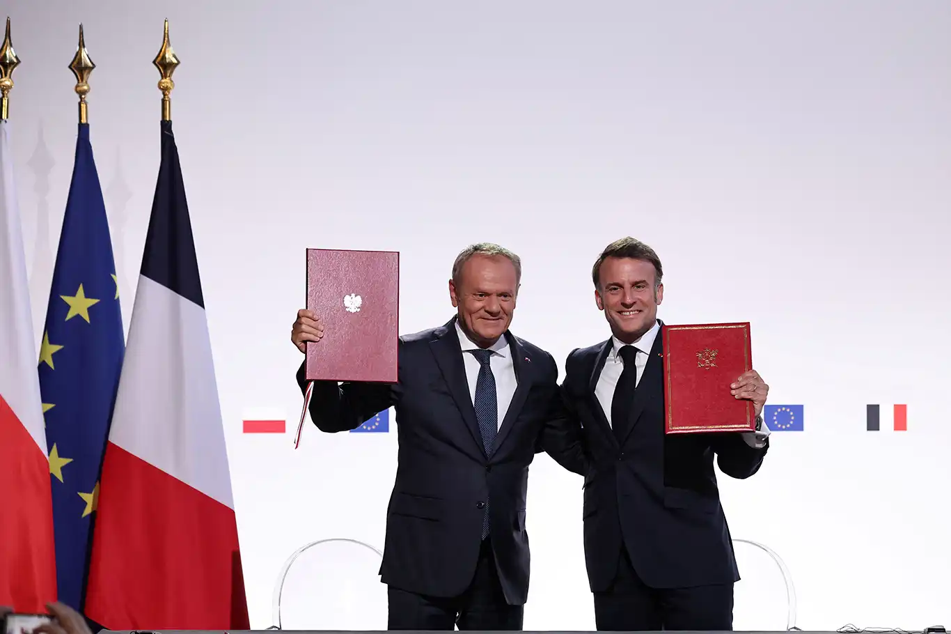 Macron ve Tusk, yeni bir savunma anlaşması imzaladı Macron ve Tusk, yeni bir savunma anlaşması imzaladı