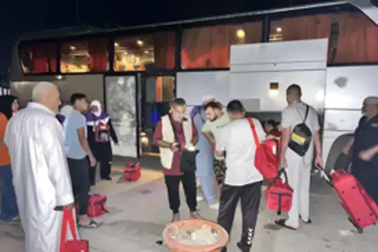 İşgal ordusu, Filistinli hacı adaylarını taşıyan otobüse zırhlı araçla çarptı