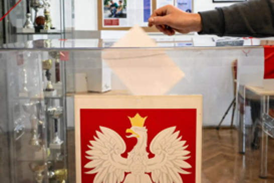Poland votes in tight presidential runoff with EU ties at stake