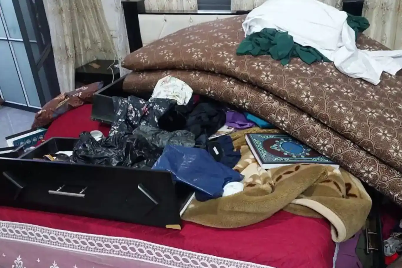 جنود الاحتلال يداهمون منزلًا في الخليل ويسرقون نقودًا ومصوغات ذهبية جنود الاحتلال يداهمون منزلًا في الخليل ويسرقون نقودًا ومصوغات ذهبية