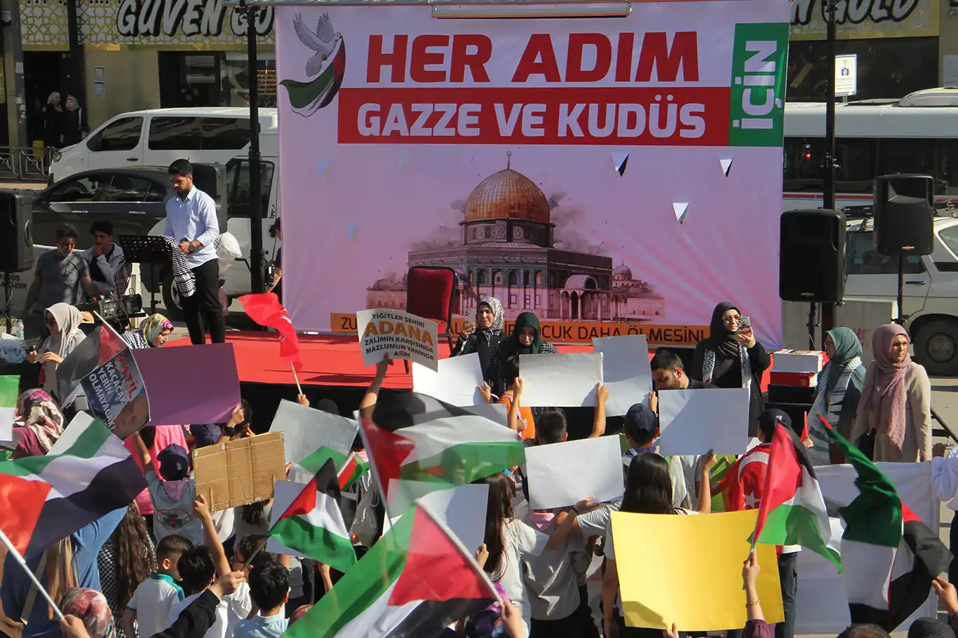 Adanalı anneler ve çocuklardan Gazze’ye destek yürüyüşü Adanalı anneler ve çocuklardan Gazze’ye destek yürüyüşü